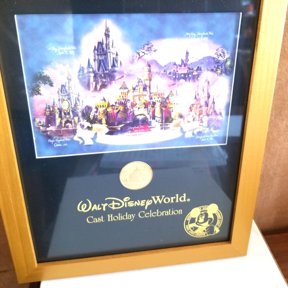 Walt Disney world  2005  cast holding celebration picture and framed coin  9x11 - Picture 2 of 3